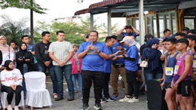 Wako Pariaman melepas peserta Talao Beach Run Tahun 2026.