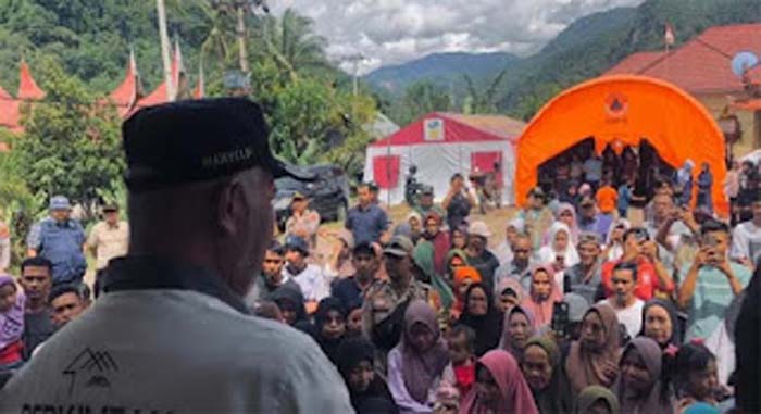 Gubernur Sumatera Barat bertemu dan berdialog dengan pengungsi korban bencana.