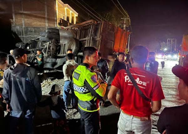 Truk Hilang Kendali di Jalan Solok- Padang.