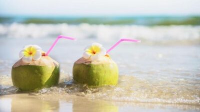 Air kelapa mengandung aneka nutrisi yang menyehatkan. Lantas, apa air kelapa aman diminum setiap hari?