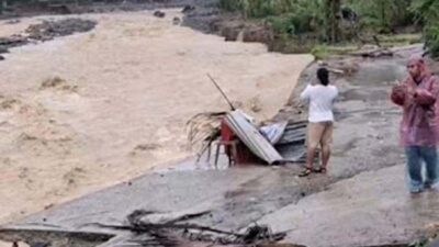 Jalan Batu Busuk Lumpuh Total.