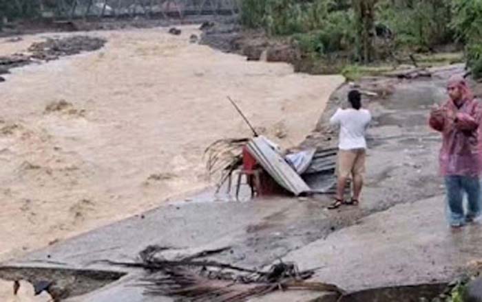 Jalan Batu Busuk Lumpuh Total.