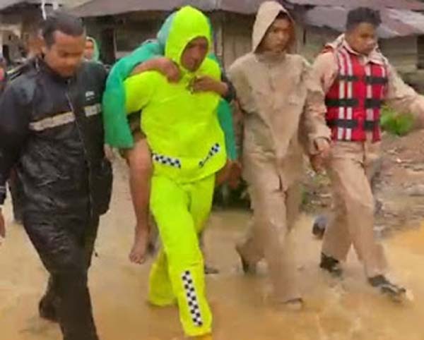 Sejumlah warga dievakuasi Polresta Padang