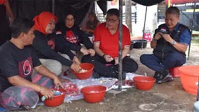 Ketua DPD PDI Perjuangan Sumbar, Alex Indra Lukman bersama Ketua DPP Bidang Kesehatan.