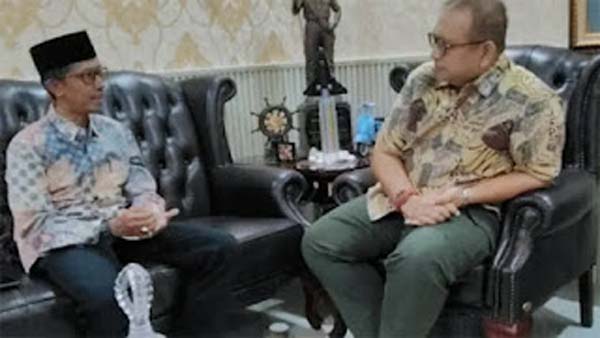 Kepala Kemenhaj Kota Padang, Zulfahmi, berdiskusi dengan Sekda Kota Padang,
