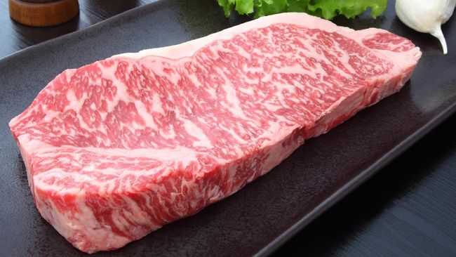 Daging wagyu banyak diburu karena menawarkan cita rasa unik yang tidak dimiliki oleh jenis daging lainnya. Sebenarnya, daging wagyu itu daging apa sih?