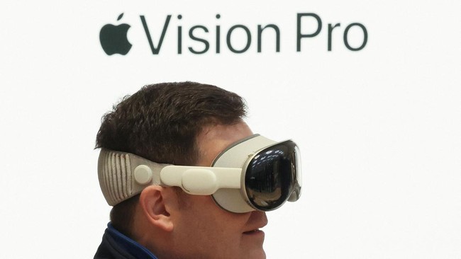 Apple Vision Pro dipangkas produksionya karena penjualan lesu.