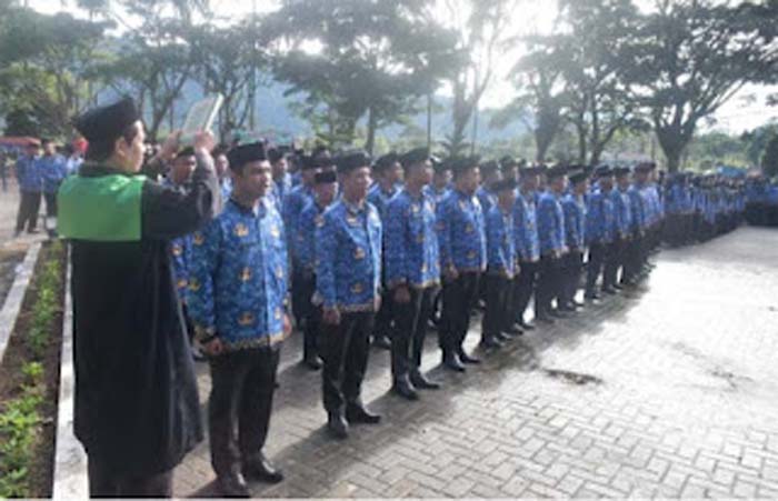 Bupati Agam, Benni Warlis, secara resmi melantik dan mengambil sumpah 454 PPPK.