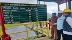 Tim Lider Pemiliharaan PLTA Maninjau memantau kondisi pintu bendungan di Danau Maninjau.