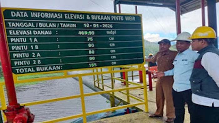 Tim Lider Pemiliharaan PLTA Maninjau memantau kondisi pintu bendungan di Danau Maninjau.