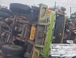 Truk Oleng di Tikungan, Pemotor 50 Tahun Jadi Korban
