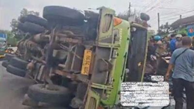 Truk Oleng di Tikungan, Pemotor 50 Tahun Jadi Korban