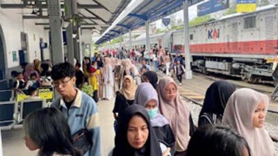 Aktifitas naik turun di Stasiun Padang KAI Divre II Sumbar.