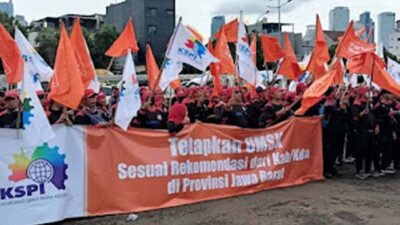 Massa buruh berunjuk rasa di depan Gedung DPR, Jakarta, Kamis (15/1/2026).