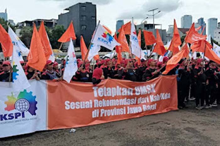 Massa buruh berunjuk rasa di depan Gedung DPR, Jakarta, Kamis (15/1/2026).