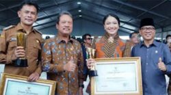 Bupati Dharmasraya Annisa Suci Ramadhani, bersama penerima penghargaan lainnya.