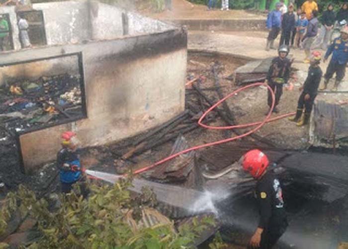 Damkar cegah api merembet ke sekolah.