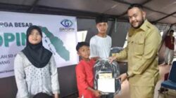 Wali Kota Padang Fadly Amran menyerahkan bantuan seragam sekolah.