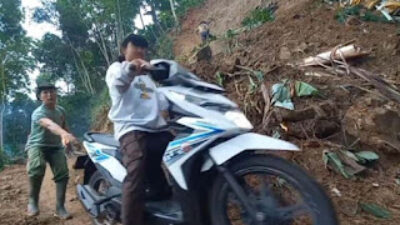 Tebing Labil Longsor Tutupi Jalan, Warga Bersihkan Material Secara Manual