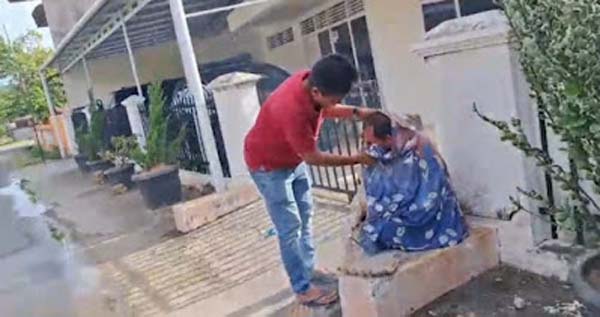 Seorang warga nyaris pingsan setelah diserang kawanan lebah