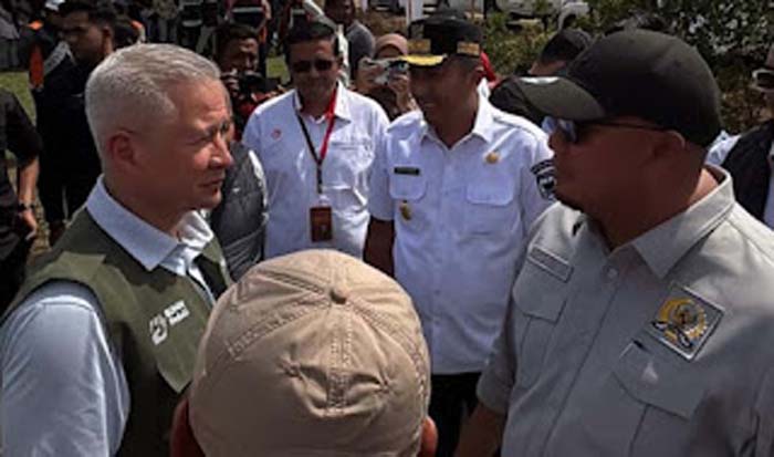 Disela kunjungan anggota Komisi IV DPR RI dan Danantara Indonesia ke Huntara Lembah Anai.