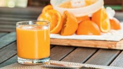 Segelas jus jeruk ternyata bisa memberi manfaat pada kesehatan jantung.