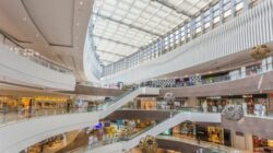 Ilustrasi masyarakat ogah pergi ke mal saat banjir dan cuaca ekstrem.