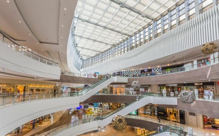 Ilustrasi masyarakat ogah pergi ke mal saat banjir dan cuaca ekstrem.