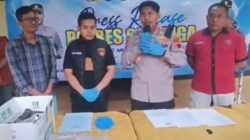 Kapolres Salatiga, AKBP Ade Papa Rihi saat gelar perkara kasus pembungan bayi