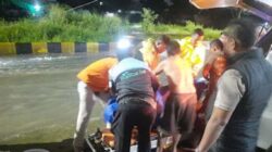 Seorang pemotor tewas usai melintasi banjir di Kalimalang.