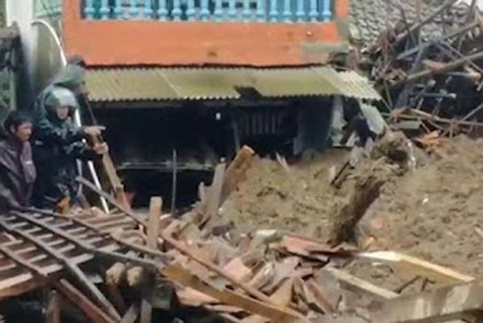Tim SAR gabungan mengevakuasi 12 korban tewas bencana longsor di Cisarua.