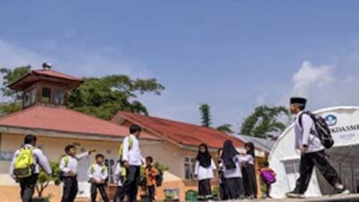 Sejumlah anak didik SD Negeri 11 Bungo Tanjuang bermain dan belajar di tenda darurat.