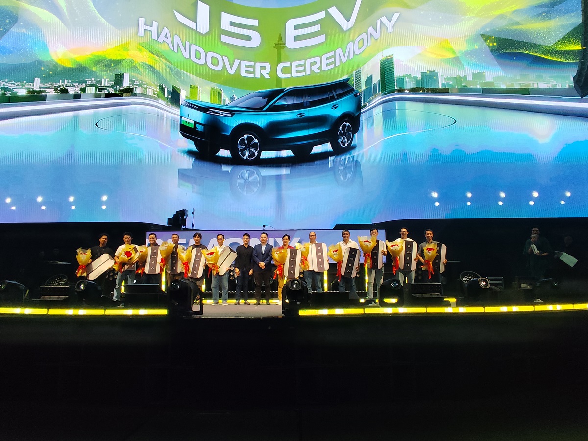 Jaecoo Indonesia secara simbolis menyerahkan 3000 unit J5 EV kepada konsumen.