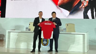 Pelatih Timnas Indonesia, John Herdman, sepakat untuk memasukkan nama-nama lokal ke dalam staf kepelatihannya.