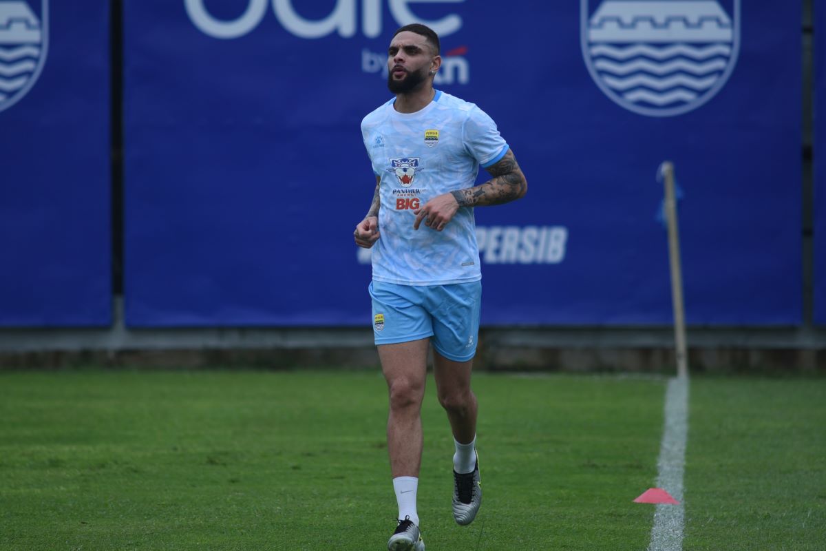 Layvin Kurzawa resmi latihan bareng Persib Bandung.