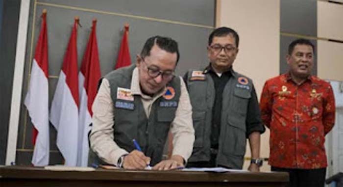 Menandatagani dokumen.