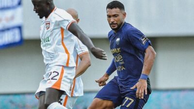 Suasana laga Persita Tangerang vs Borneo FC di Super League 2025-2026.