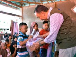 Bantuan Seragam dan Perlengkapan Belajar Diberikan untuk Sekolah Rusak