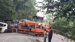 Sebuah mobil pengangkut alat berat mengalami kerusakan, Kelurahan Indarung.