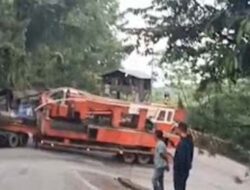 Polisi Atur Lalu Lintas Usai Mobil Alat Berat Mogok di Lubuk Kilangan