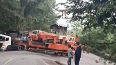 Sebuah mobil pengangkut alat berat mengalami kerusakan, Kelurahan Indarung.