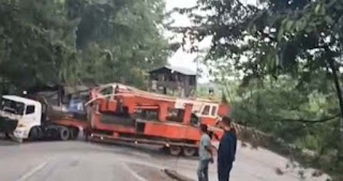 Sebuah mobil pengangkut alat berat mengalami kerusakan, Kelurahan Indarung.