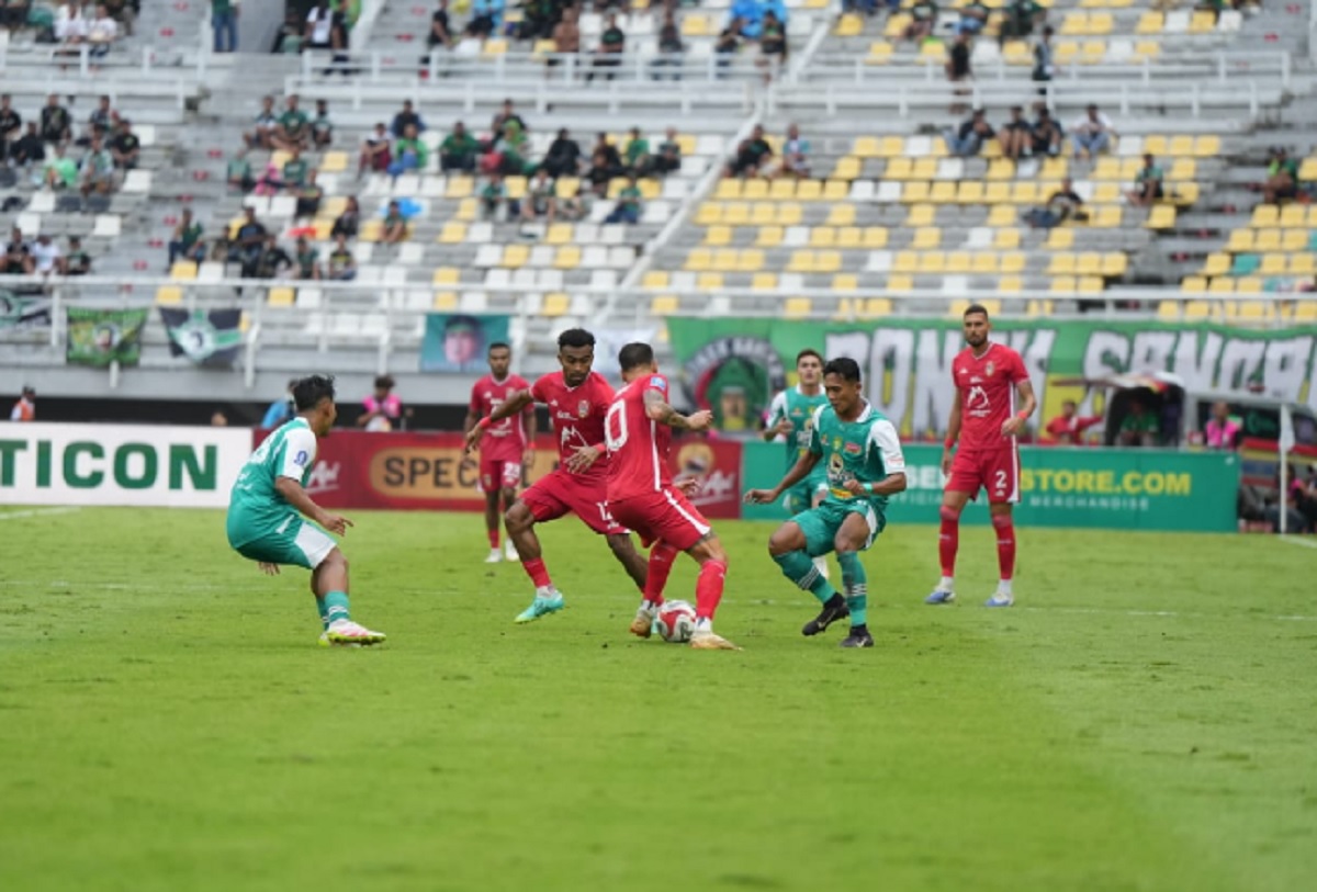 Malut United kalah 1-2 dari Persebaya Surabaya di Super League 2025-2026.