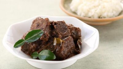 Karena proses masaknya lama, pemilihan bagian daging sapi yang tepat sangat penting agar rendang yang dihasilkan enak dan teksturnya pas.