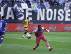 Tiga Penyelamatan Krusial Teja Bawa Persib Kunci Gelar Juara Paruh Musim