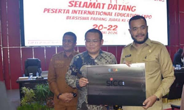 Walikota Fadly Amran dengan Kepala Dinas Pendidikan Provinsi Guangdong Xu Shimin