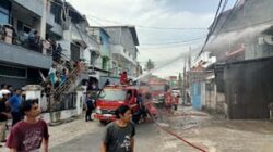 Kebakaran gudang ikan di Tanah Baroyo Padang Barat.