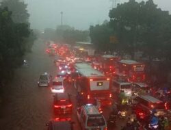 Banjir Kembali Genangi Jalan DI Panjaitan, Arus Lalu Lintas Tersendat