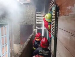 Damkar Padang Berjibaku Padamkan Kebakaran di Tengah Kota