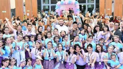 Wali Kota Padang, Fadly Amran berfoto bersama ratusan penari cilik